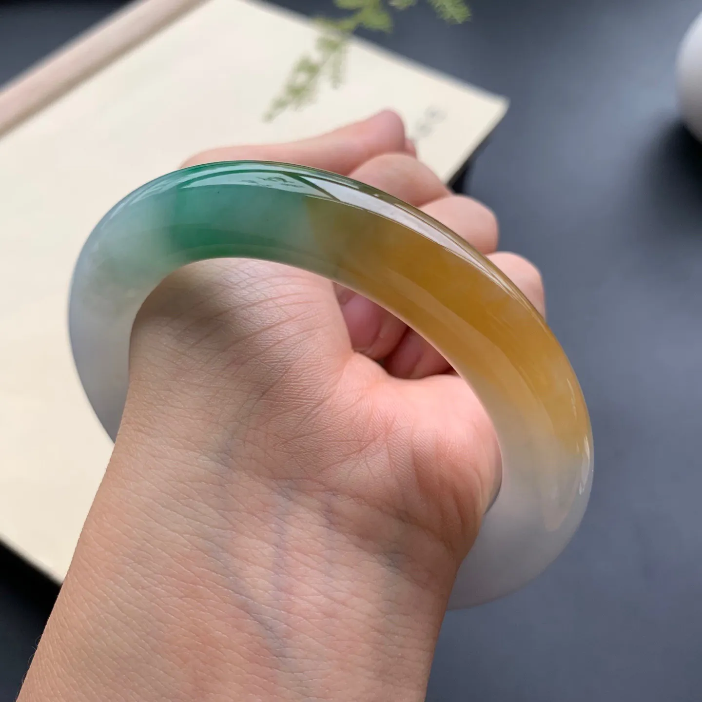 60圈口黄翡飘绿圆条手镯 尺寸：60-11.8，无纹裂，细腻光滑，色泽亮丽