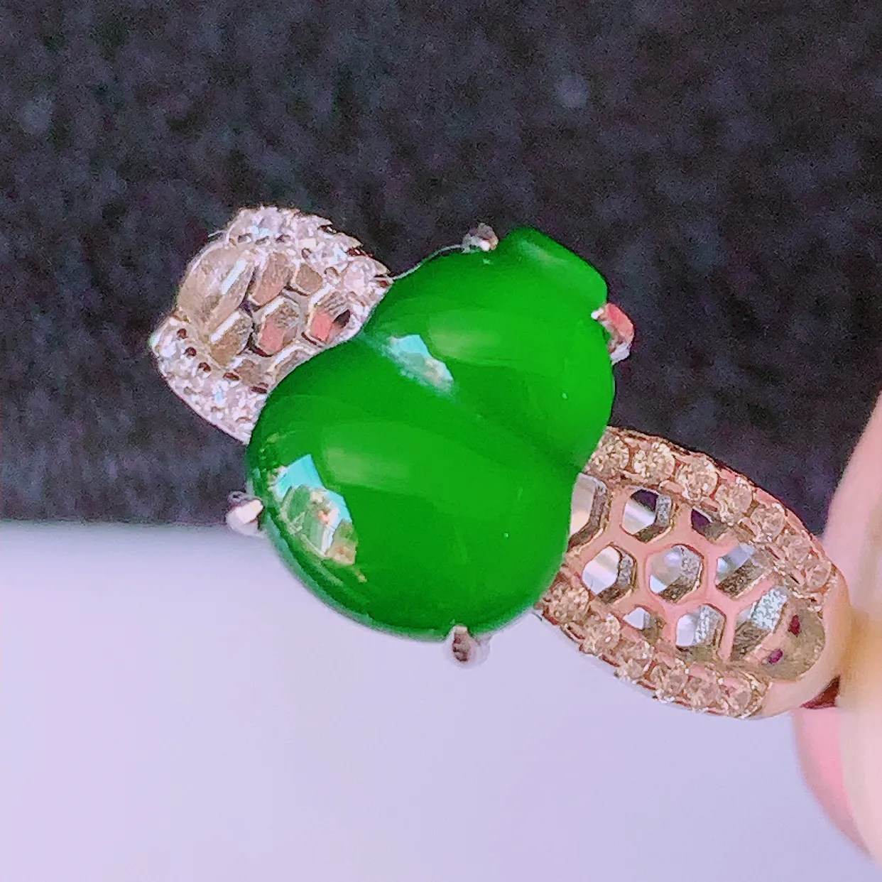 冰透满绿翡翠925银镶嵌葫芦戒指，自然光实拍，翠色灵动，颜色漂亮，种老水足，品相佳，佩戴佳品！#97