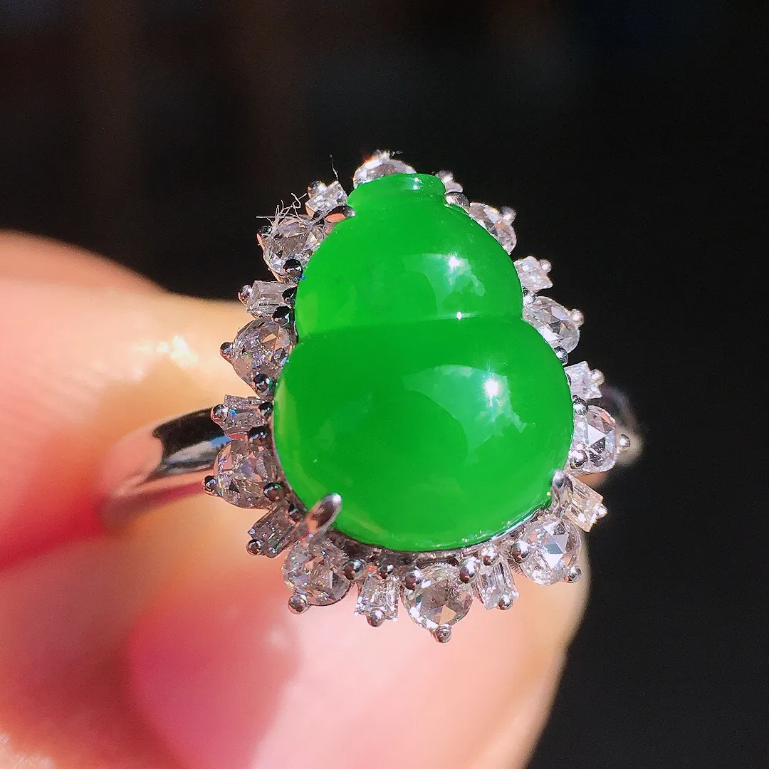 阳绿葫芦戒指，色泽均匀艳丽，玉质细腻，荧光感超
强，饱满圆润，尽显优雅气质，18k
金豪华镶嵌