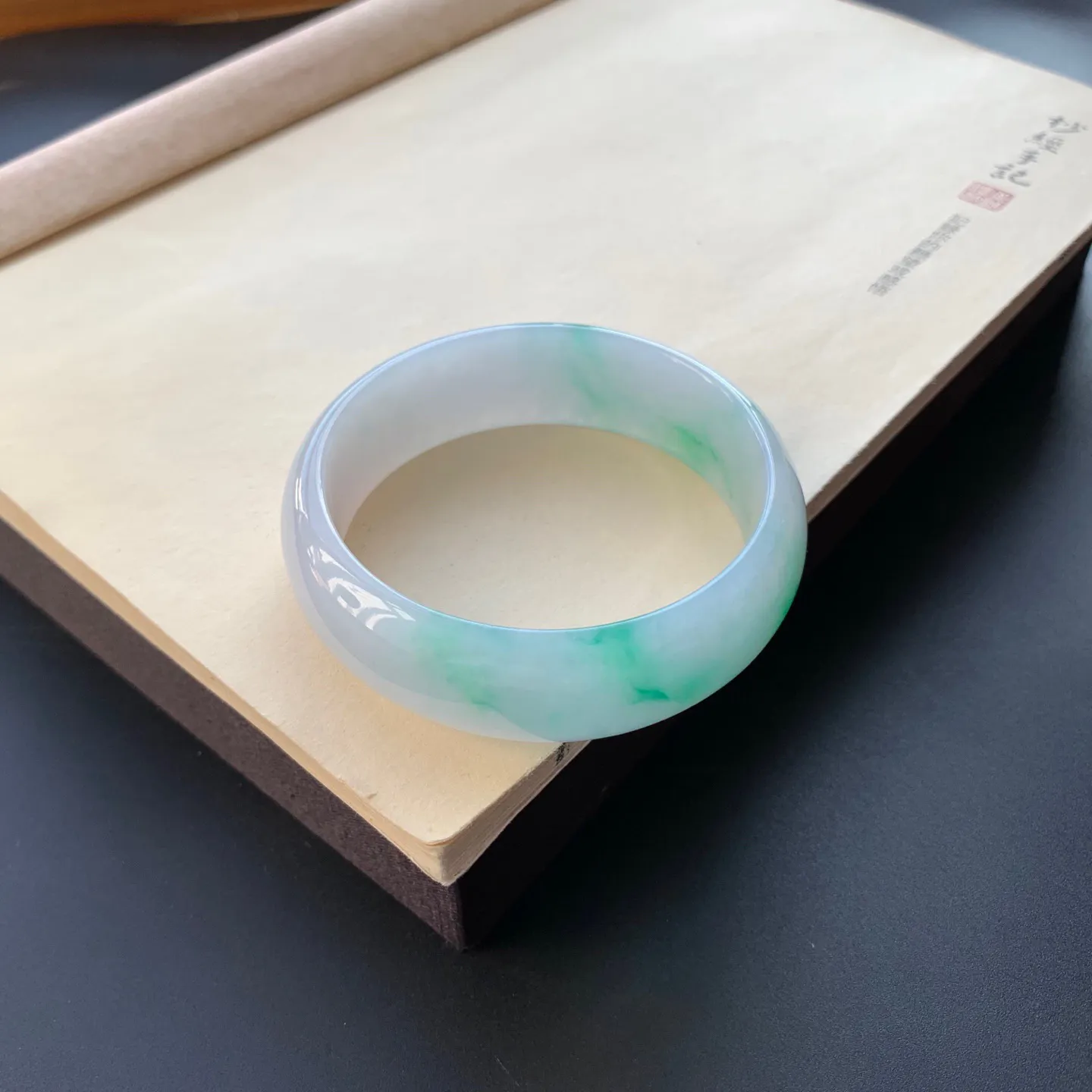 60.6圈口飘绿正圈手镯 尺寸：60.6-20-7.3，无纹裂，水润光滑，色泽靓丽