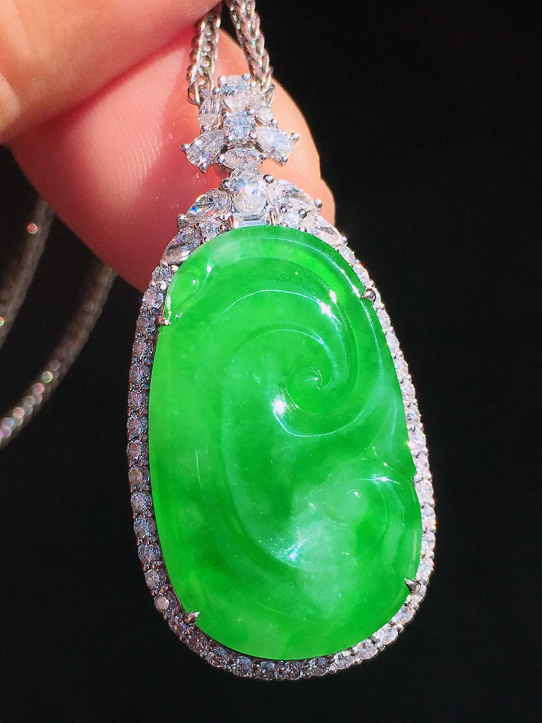 阳绿如意吊坠，色泽均匀艳丽，玉质细腻，荧光感超
强，饱满圆润，尽显优雅气质，18k
金豪华镶嵌