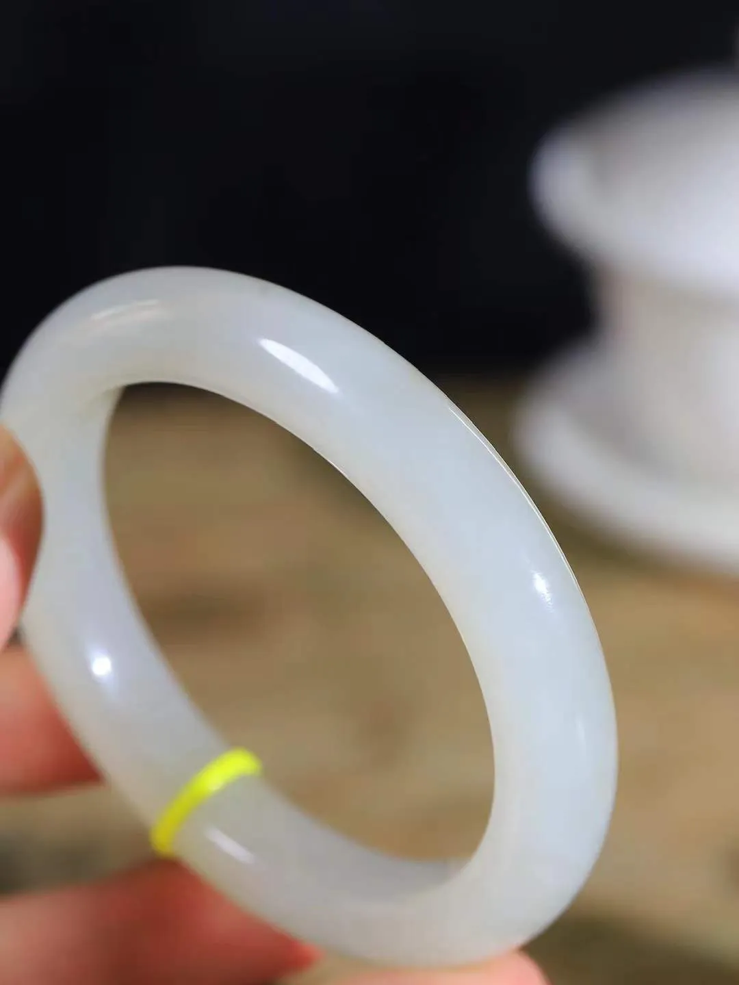 [温润如玉.手镯]

精品和田玉手镯。玉质温润细腻 油性十足 手感舒适，高华雅逸，线条流畅，简约大气，美自天成，素雅高贵。佩戴于腕间，婉约之美，举手投足间透出那份低调奢华。重64.6克 内径58.5mm尺寸11.7-10.3mm FDA-12110800