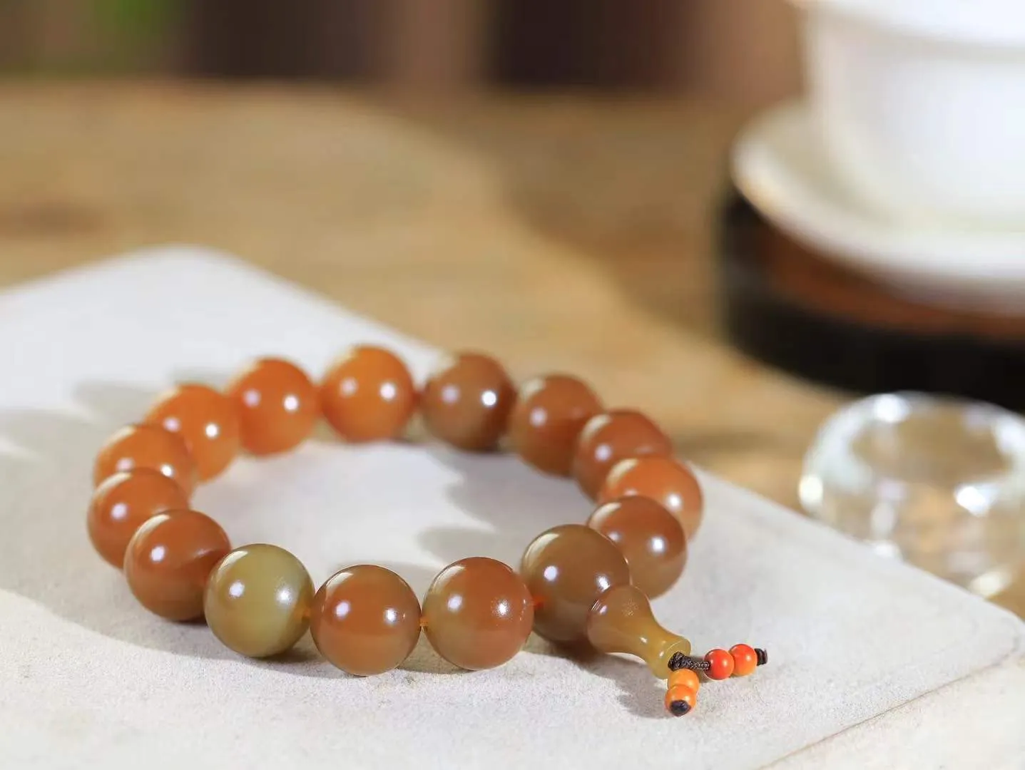 【珠圆玉润.手串】

精品和田玉糖玉珠圆玉润手串 玉质温润细腻  整串打磨圆润，佩戴舒适。珠珠落玉盘，间关莺语花底滑，一生美好时光，无论身在何处，都有它相伴相守。事事顺遂，幸福美满，吉祥如意。重80.9克   尺寸取一14.9mm   FDL-69115800