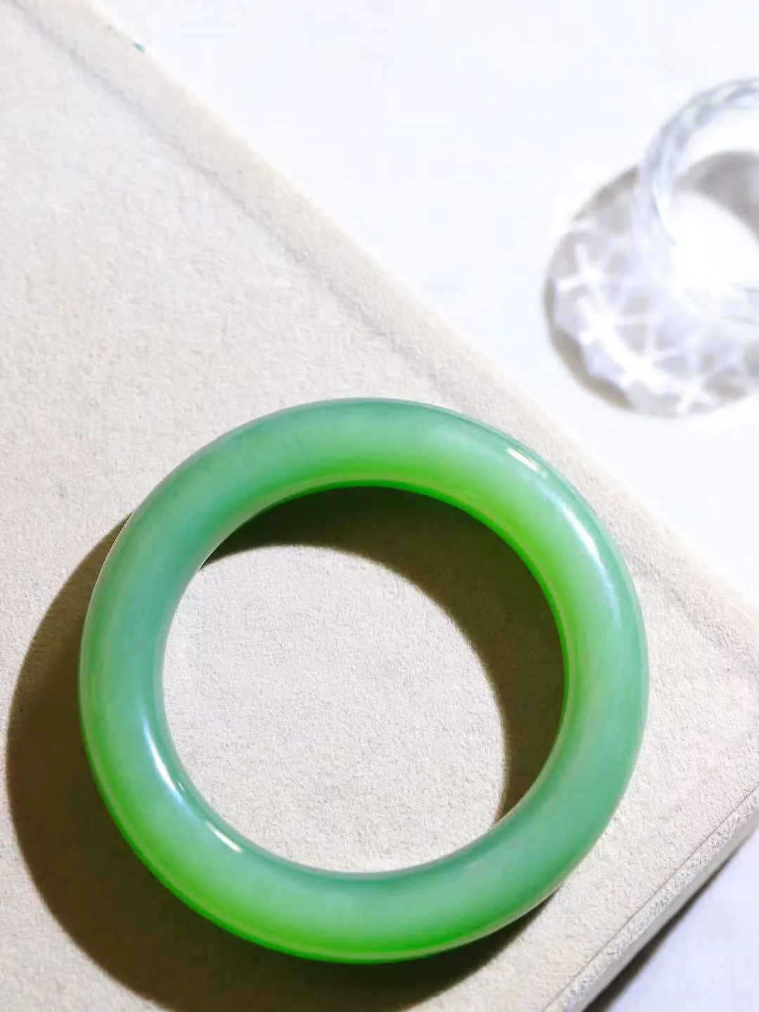 [温润如玉.手镯]

收藏级臻品️和田玉碧玉微猫眼圆条手镯。玉质温润细腻 油性十足 手感舒适，高华雅逸，线条流畅，简约大气，美自天成，素雅高贵。佩戴于腕间，婉约之美，举手投足间透出那份低调奢华。重78.5克 内径55mm尺寸12.6-12.5mm FDA-12110200