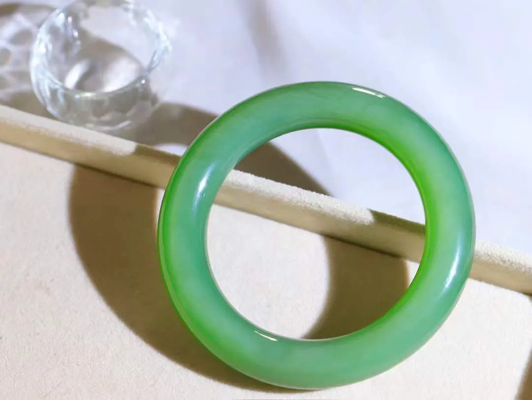 [温润如玉.手镯]

收藏级臻品️和田玉碧玉微猫眼圆条手镯。玉质温润细腻 油性十足 手感舒适，高华雅逸，线条流畅，简约大气，美自天成，素雅高贵。佩戴于腕间，婉约之美，举手投足间透出那份低调奢华。重78.5克 内径55mm尺寸12.6-12.5mm FDA-12110200