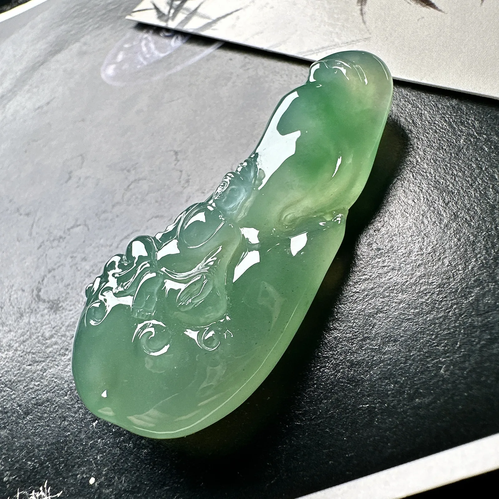 【冰种晴绿随形观音】质地细腻，通透度上佳，冰感十足，适合佩戴。