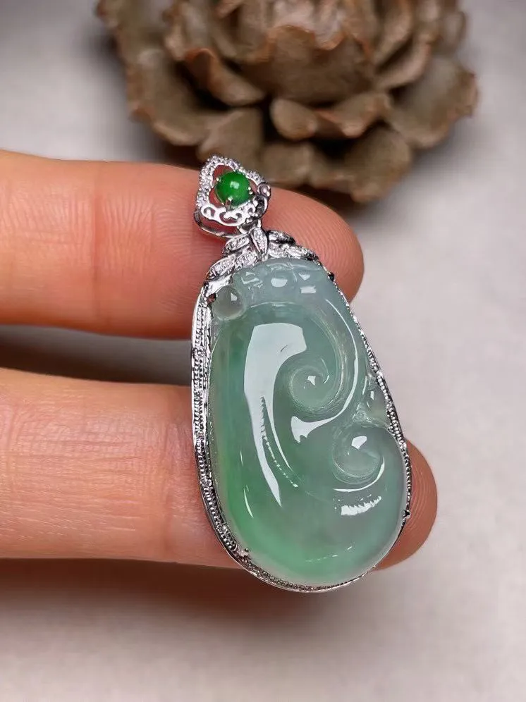 冰种飘绿如意吊坠、真金真钻镶嵌，种水好，玉质细腻 .裸石尺寸 25.9*15.0