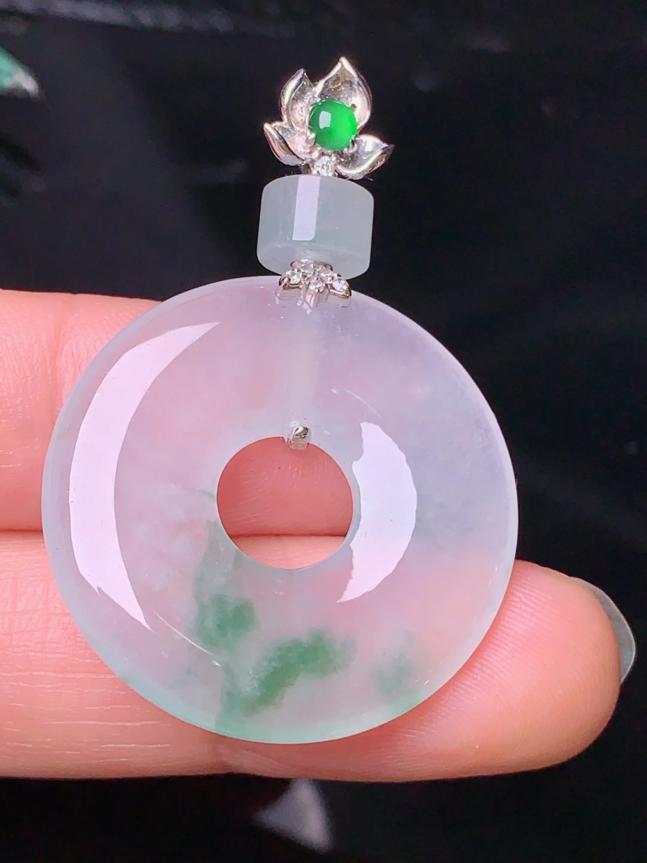 18k金钻镶嵌冰种飘绿平安环吊坠 玉质细腻 色泽清新艳丽 整体尺寸41.3*27.8*4.2