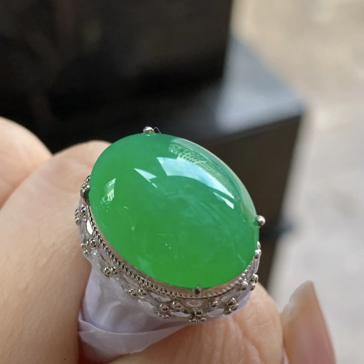 阳绿色戒面一对^_^颜色鲜艳 起光 玉质温润 铜拖