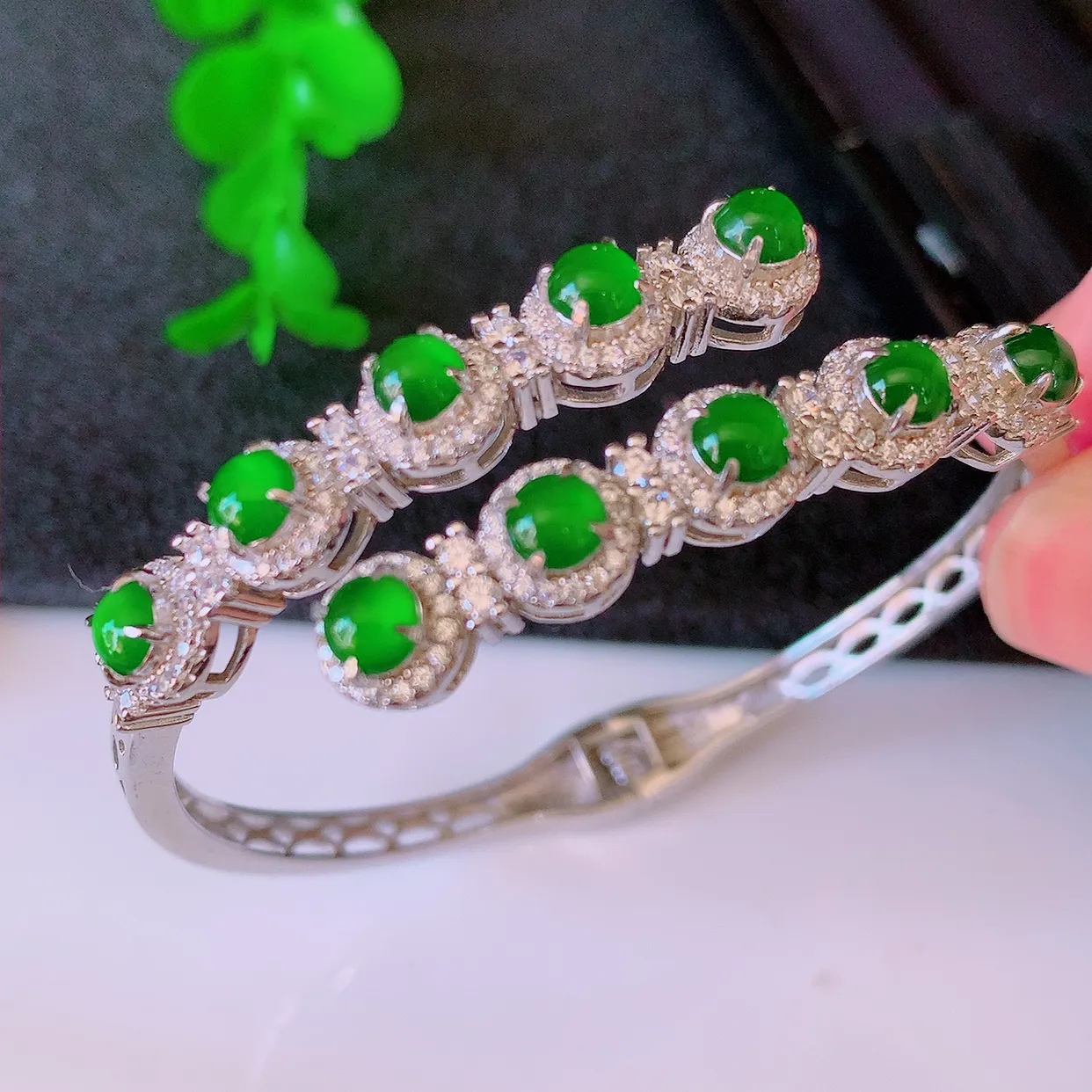 冰透满绿翡翠925银镶嵌手镯，自然光实拍，翠色灵动，颜色漂亮，种老水足，品相佳，佩戴佳品！#97.7（圈口可调大小）整体53*43*7*7.2裸石4-4