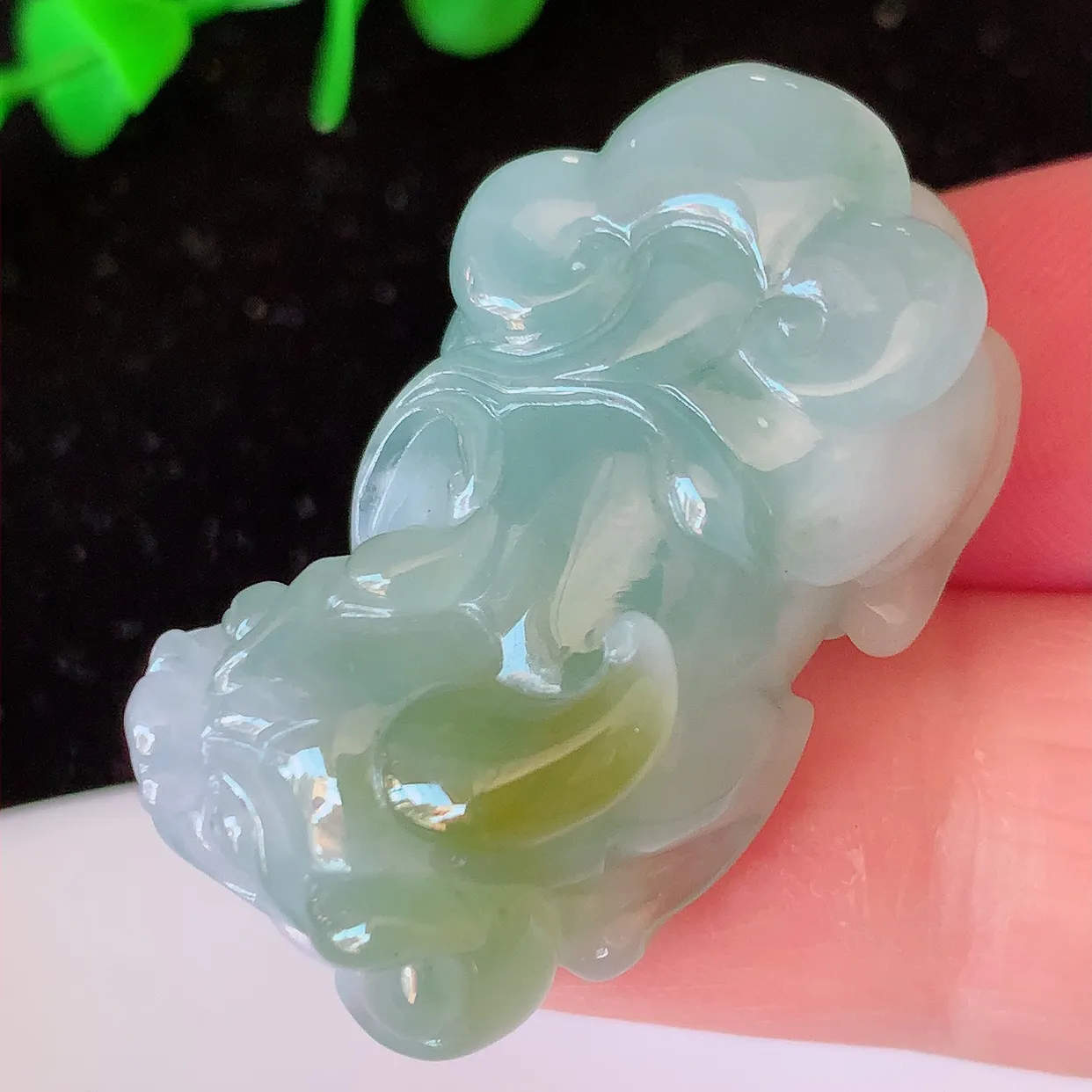 自然光实拍，冰双彩翡翠招财貔貅吊坠，民间有“一摸貔貅运程旺盛，再摸貔貅财运滚滚，三摸貔貅平步青云 ”的美好祝愿。#81.7