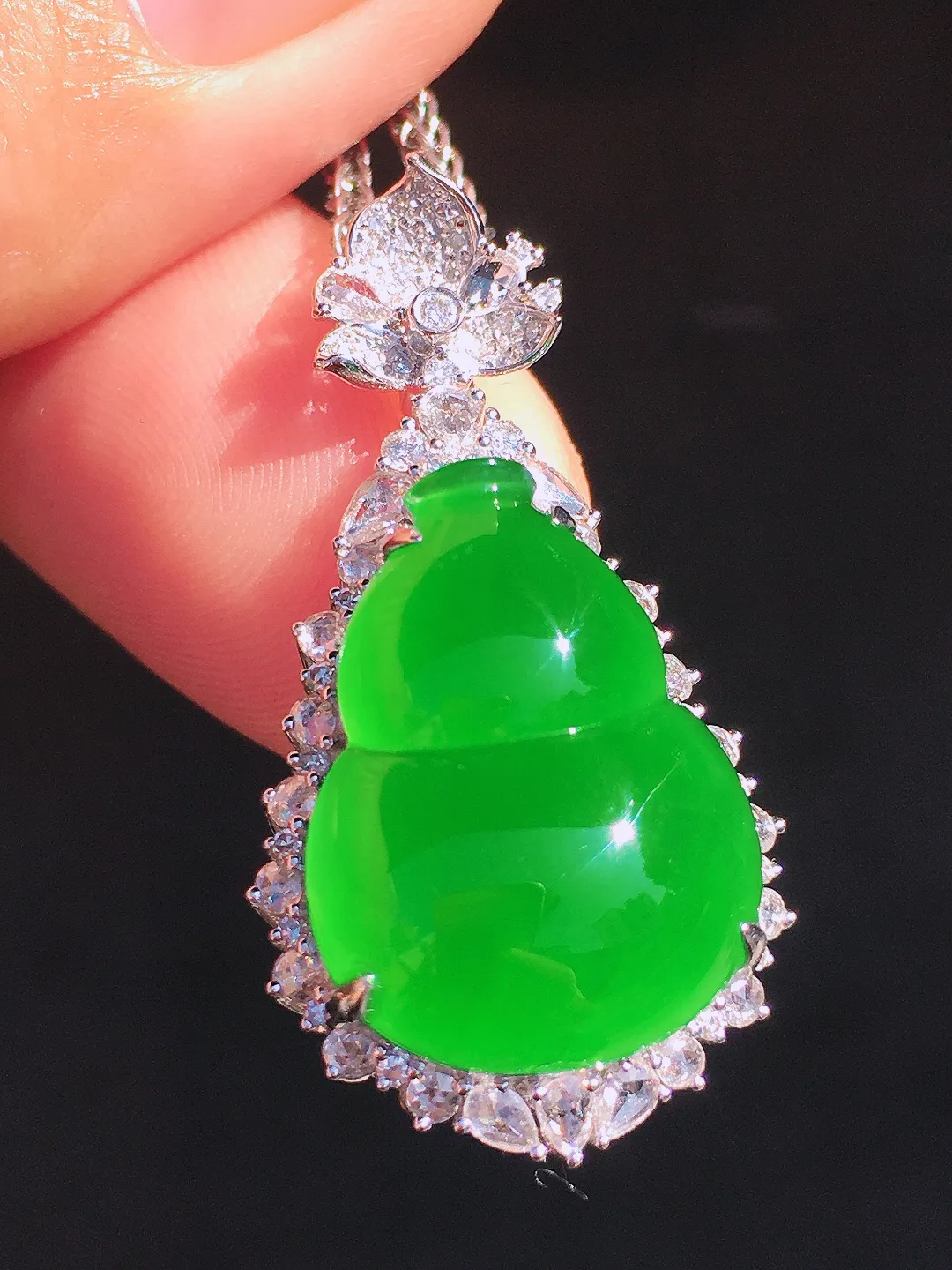 阳绿葫芦吊坠，色泽均匀艳丽，玉质细腻，荧光感超
强，饱满圆润，尽显优雅气质，18k
金豪华镶嵌