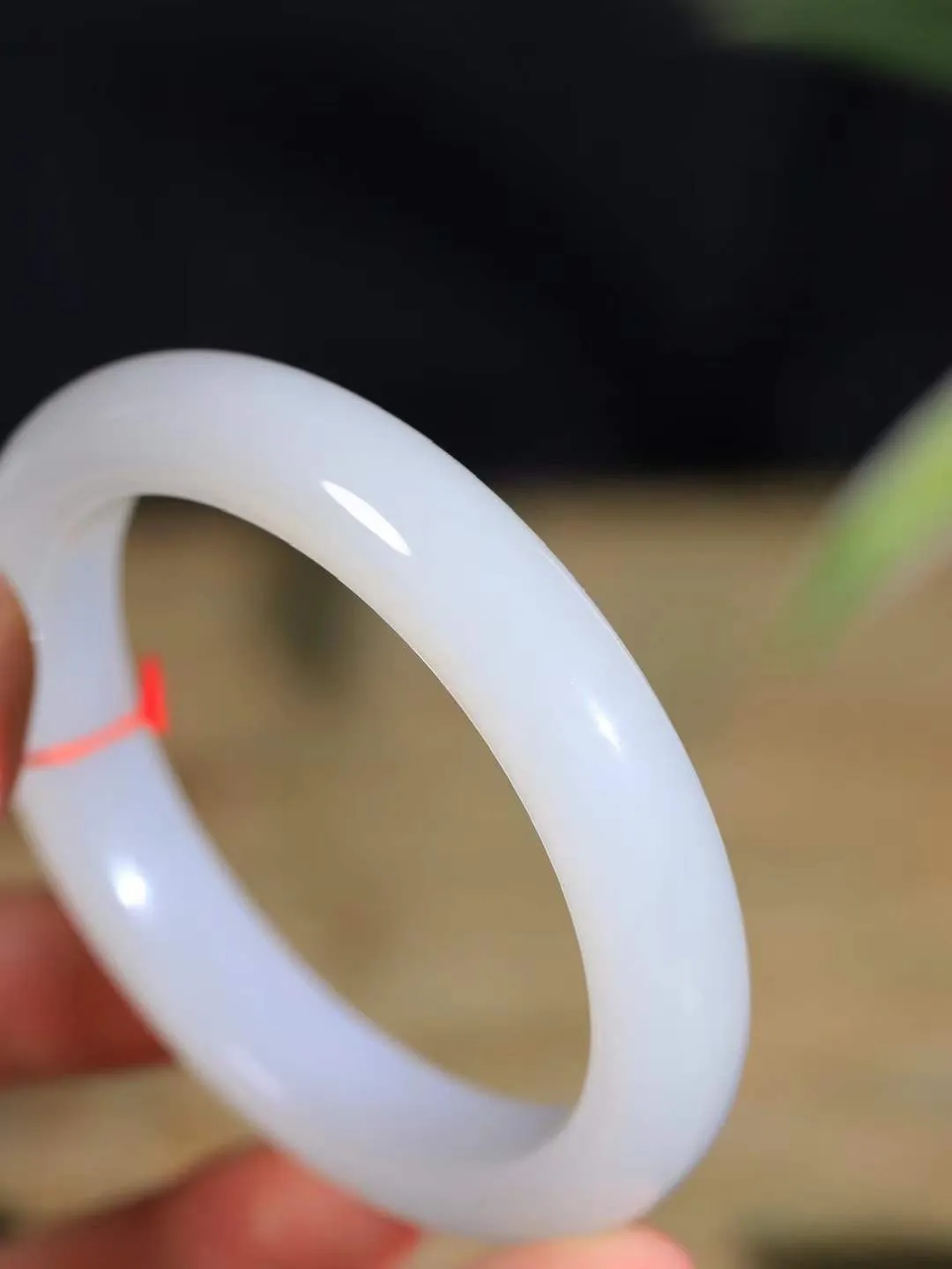 （一见钟情.手镯）

精品和田玉白玉手镯，玉质温和莹润，精光内蕴，手感舒适。整器简约，打磨光洁，让人爱不释手，料美艺精，萦绕于手，尽显高贵之姿。重62克 内径58mm尺寸12.5-9.5mm   FDA-10110873