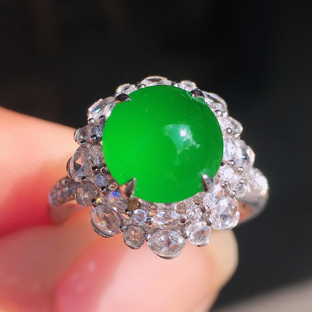 满绿蛋面戒指，色泽均匀浓郁，玉质细腻，荧光感超
强，饱满圆润，尽显优雅气质，18k
金豪华镶嵌