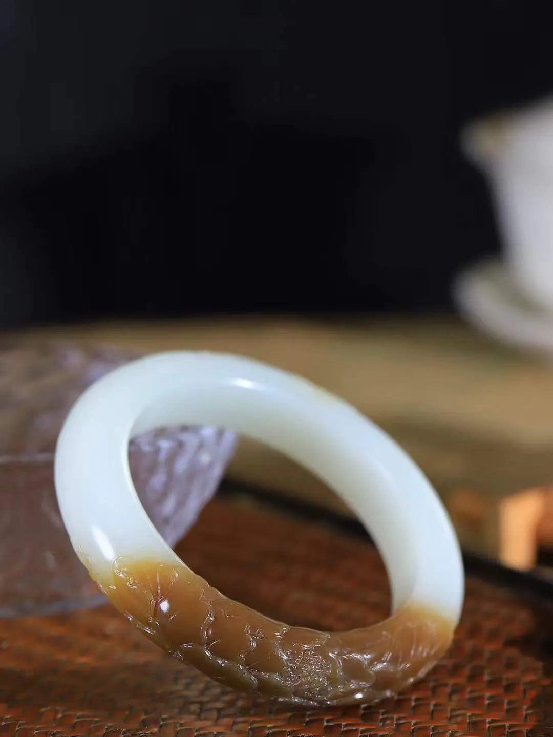 【蝶恋花.手镯】

精品和田玉糖白玉蝶恋花手镯，最是留不住，朱颜辞镜花辞树。镯型古朴典雅，镯面雕琢蝴蝶恋花，笔触细腻流畅，花瓣舒徐优美，似清香远飘，翩然起舞，蝶恋花，依依浓情，楚楚动人，萦绕腕间，尽显女性优雅风姿。
重72.5克   尺寸56.5-14-10.7mm  79113821T