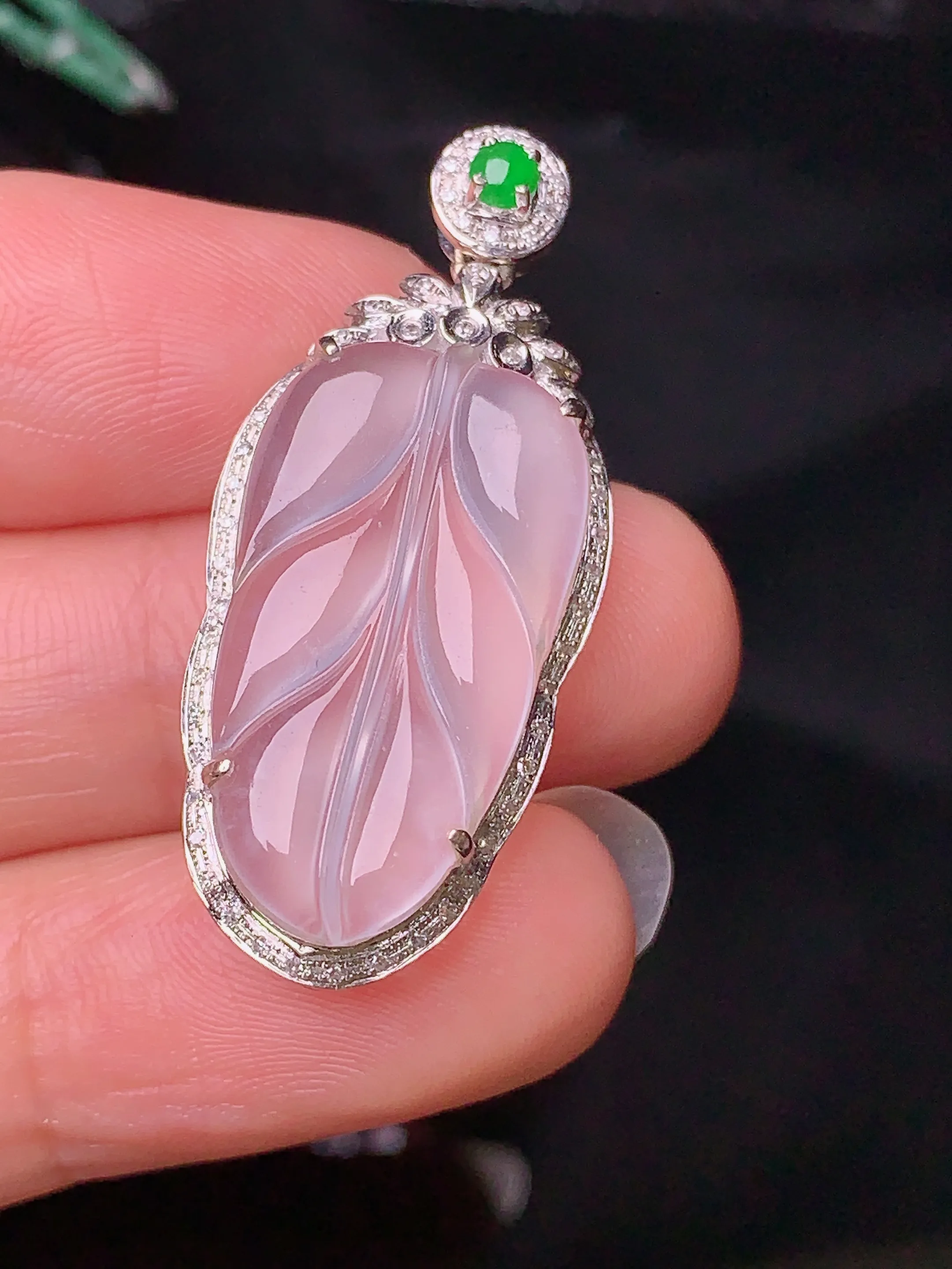 18k金钻镶嵌冰种树叶吊坠 玉质细腻 色泽清新艳丽 整体尺寸35.5*15.6*7.7