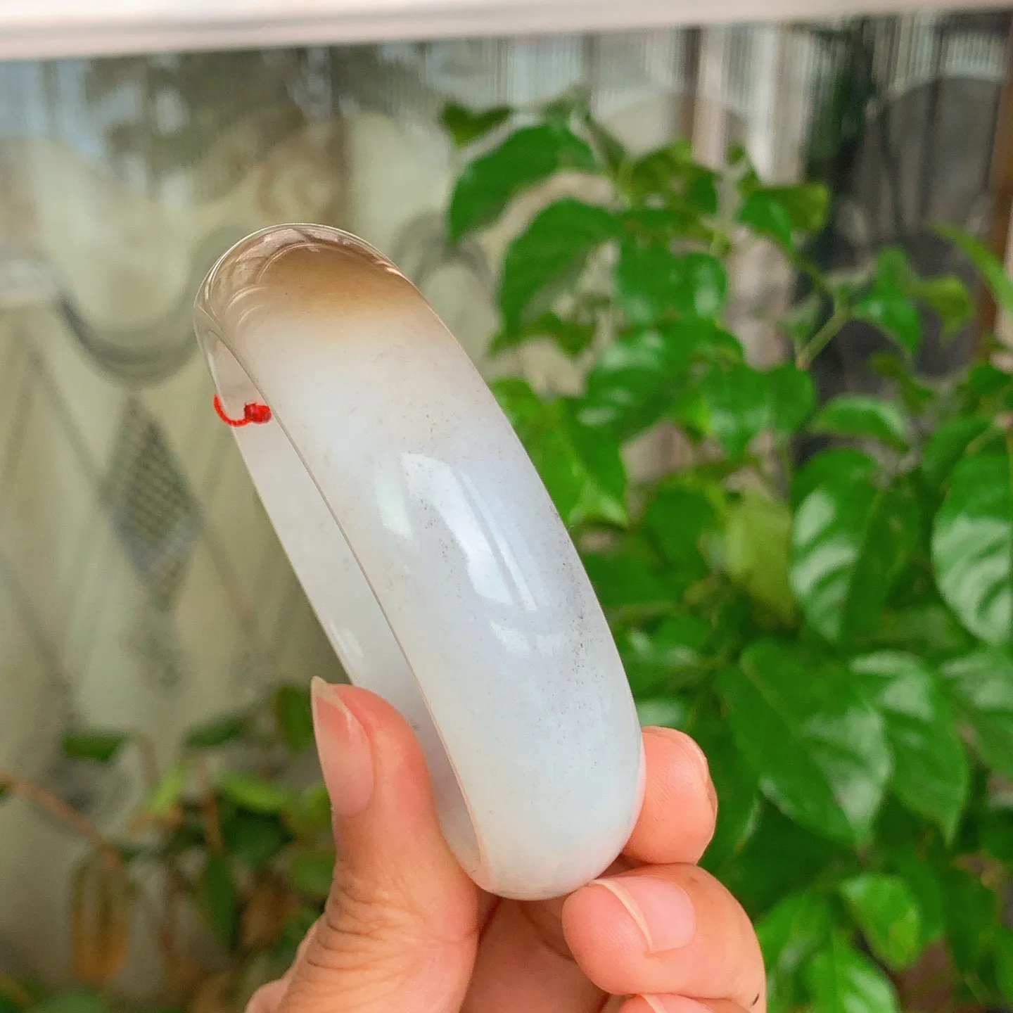 59圈口 新疆和田玉且末糖手镯   且末糖一口糖手镯 59圈口条宽18厚9重77.5克，玉质细腻油润 底色纯净 脂粉好。结构好。品质好！lt251107