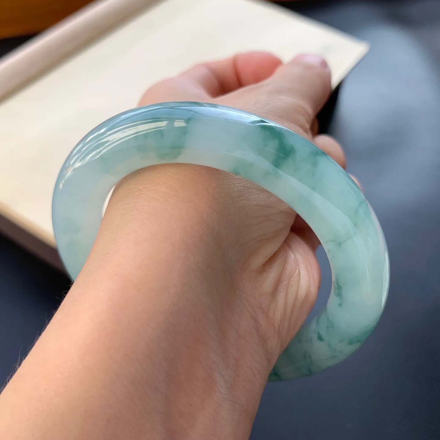 52.8圈口冰飘花圆条手镯 尺寸：52.8-10.8-11，无纹裂，水润起胶，花色浓郁