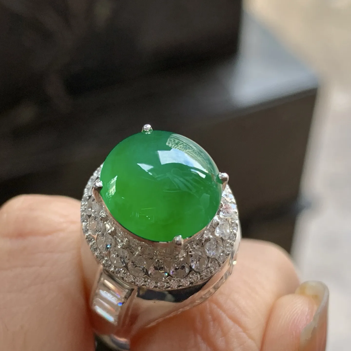 辣绿色戒面^_^玉质温润 浓郁鲜艳  铜拖