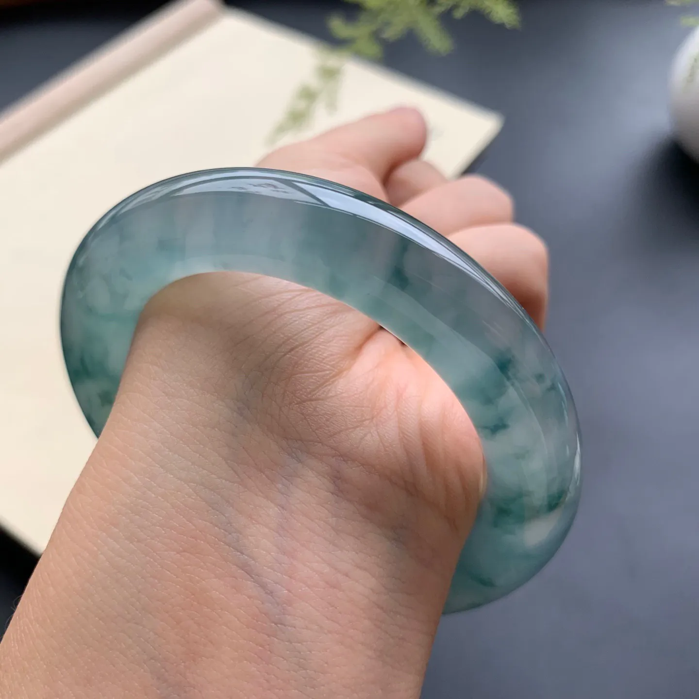 54圈口冰种飘花圆条手镯 尺寸：54-12，无纹裂，花色浓郁，胶感十足