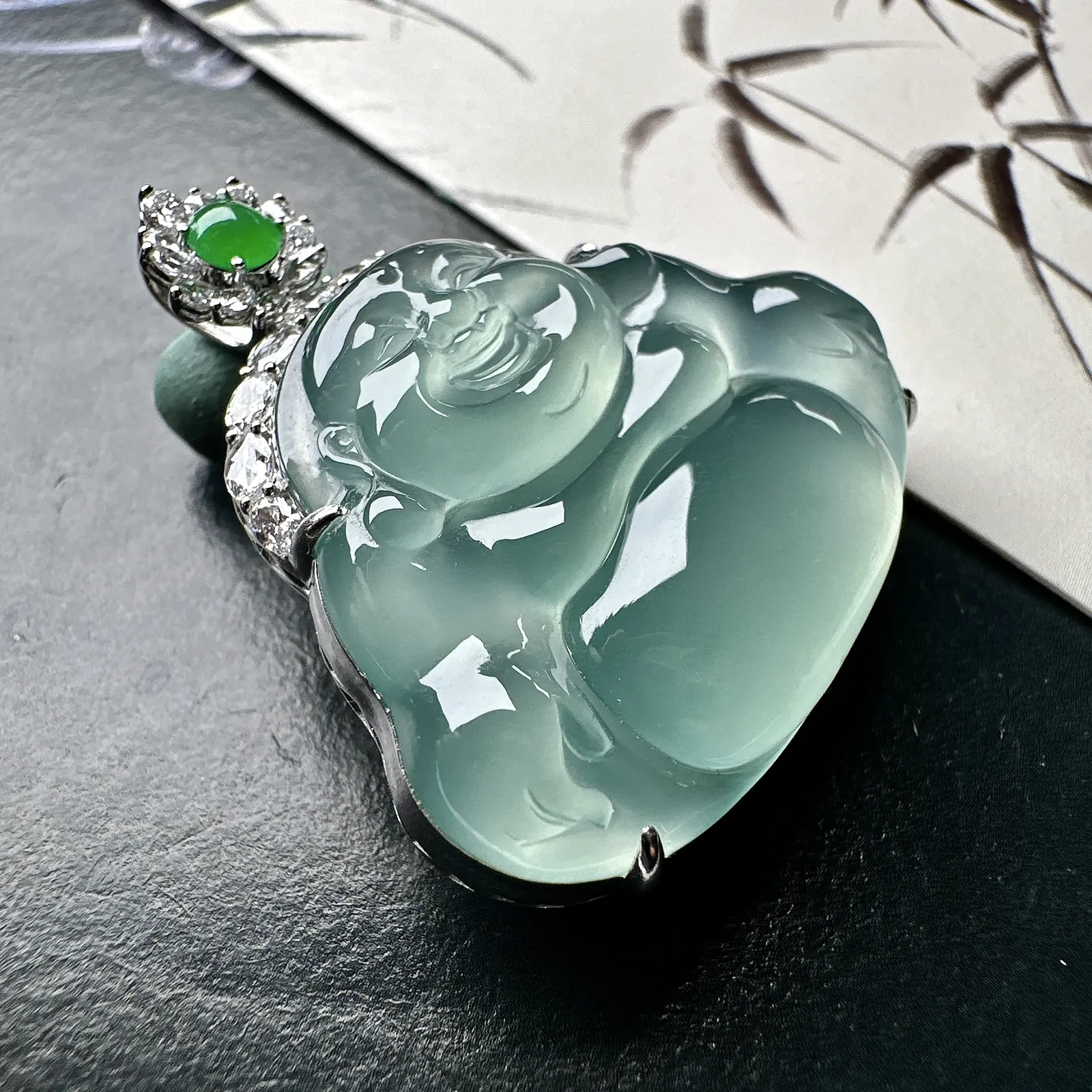 【冰种天空蓝正装观音】冰感动人，通透闪耀，光可鉴人，收藏佳品推荐。18k金钻镶嵌，裸石尺寸26.9*33.7*5毫米