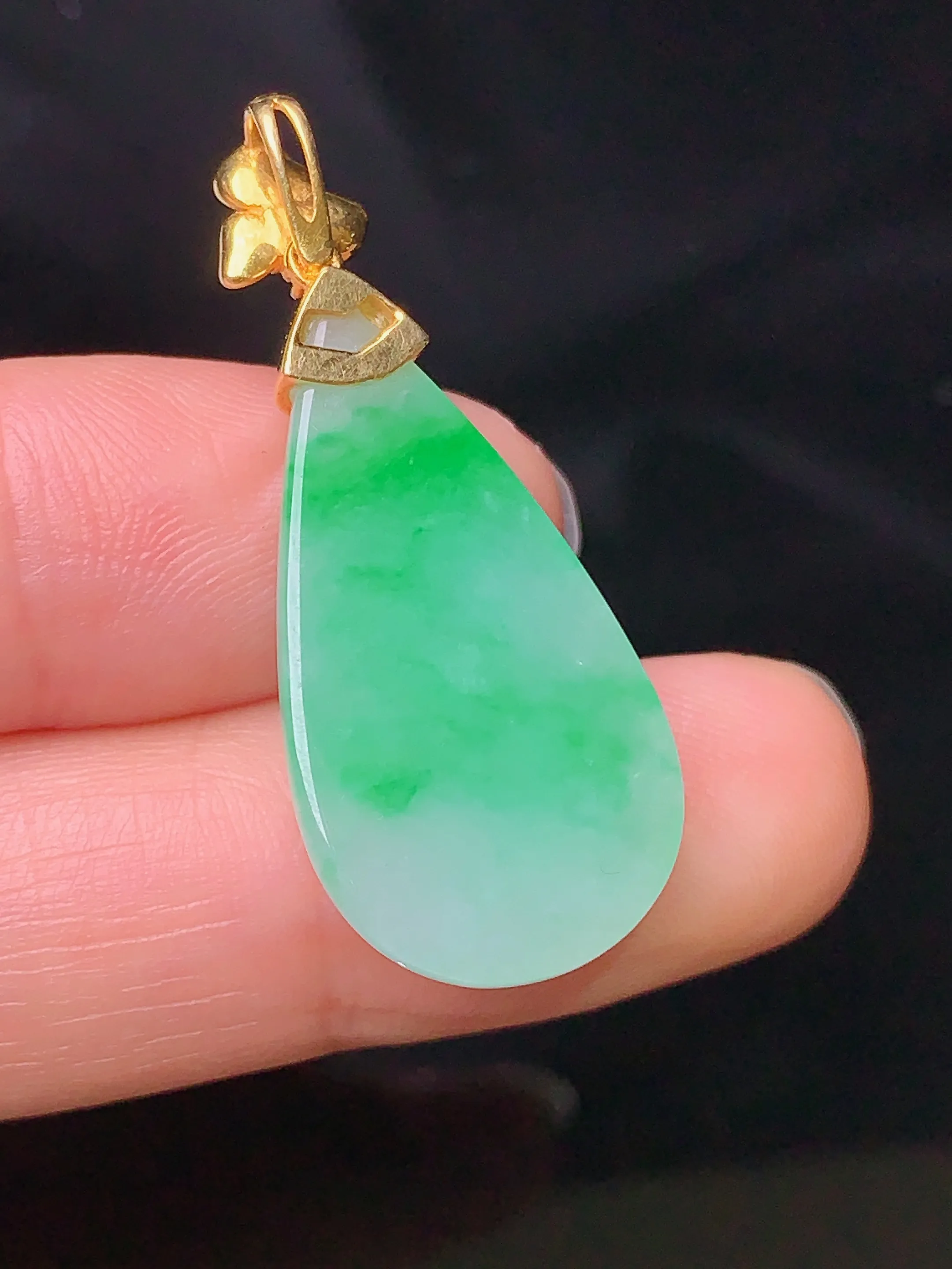 18k金镶嵌翠绿水滴吊坠 玉质细腻 色泽清新艳丽 整体尺寸35*14.6*6.2