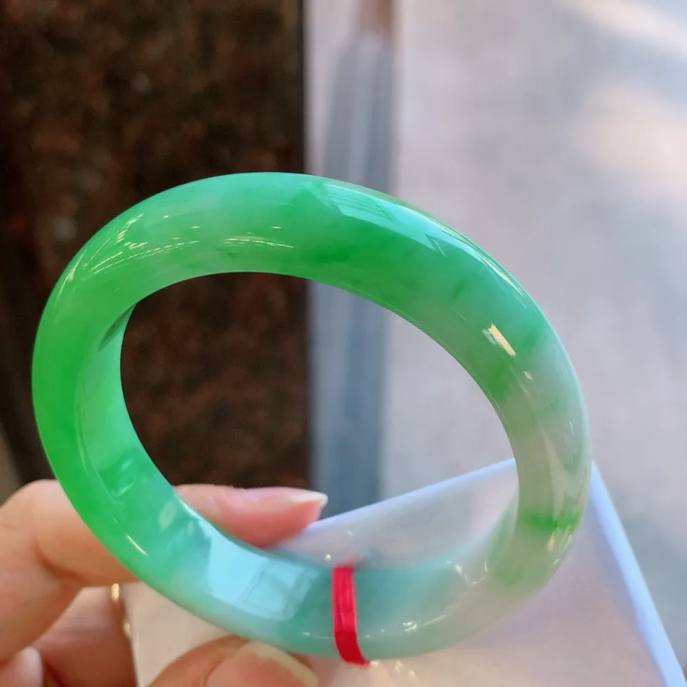 正圈一大节阳绿 无瑕 尺寸:53.3/12.2/8.7 色阳