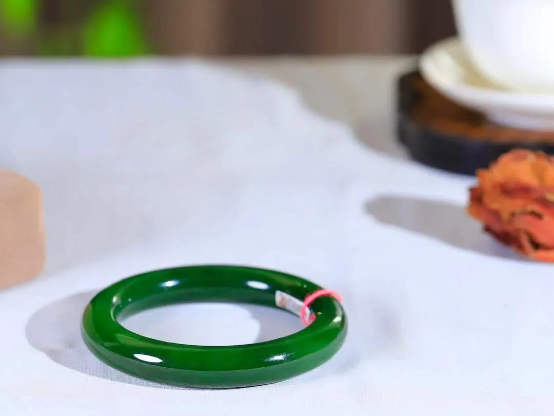 【玉佳人·手镯】

收藏级臻品️和田玉碧玉圆条手镯 ，玉质细腻油润，做工细致精美，端庄素雅，亭亭玉