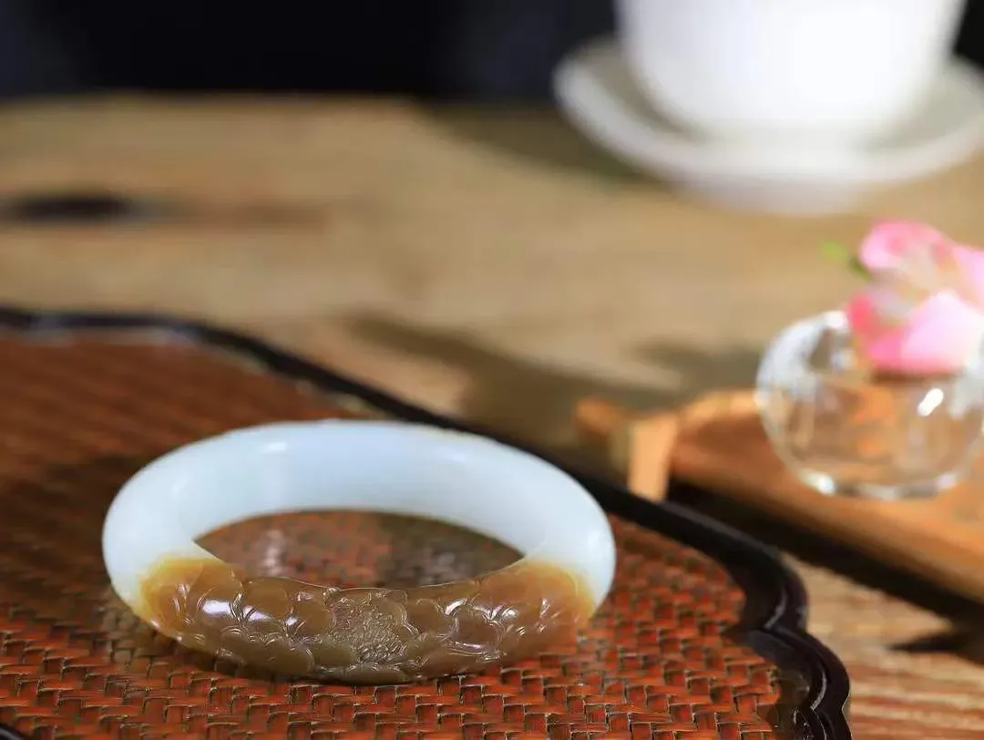 【蝶恋花.手镯】

精品和田玉糖白玉蝶恋花手镯，最是留不住，朱颜辞镜花辞树。镯型古朴典雅，镯面雕琢