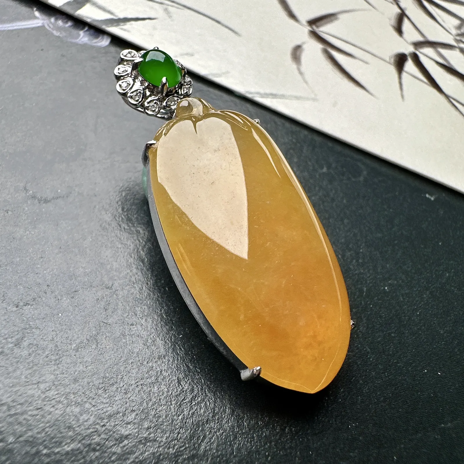 【冰种黄翡福瓜吊坠】质地细腻，冰润通透，晶莹闪亮。收藏品质，18k金钻镶嵌，裸石尺寸32.5*16.