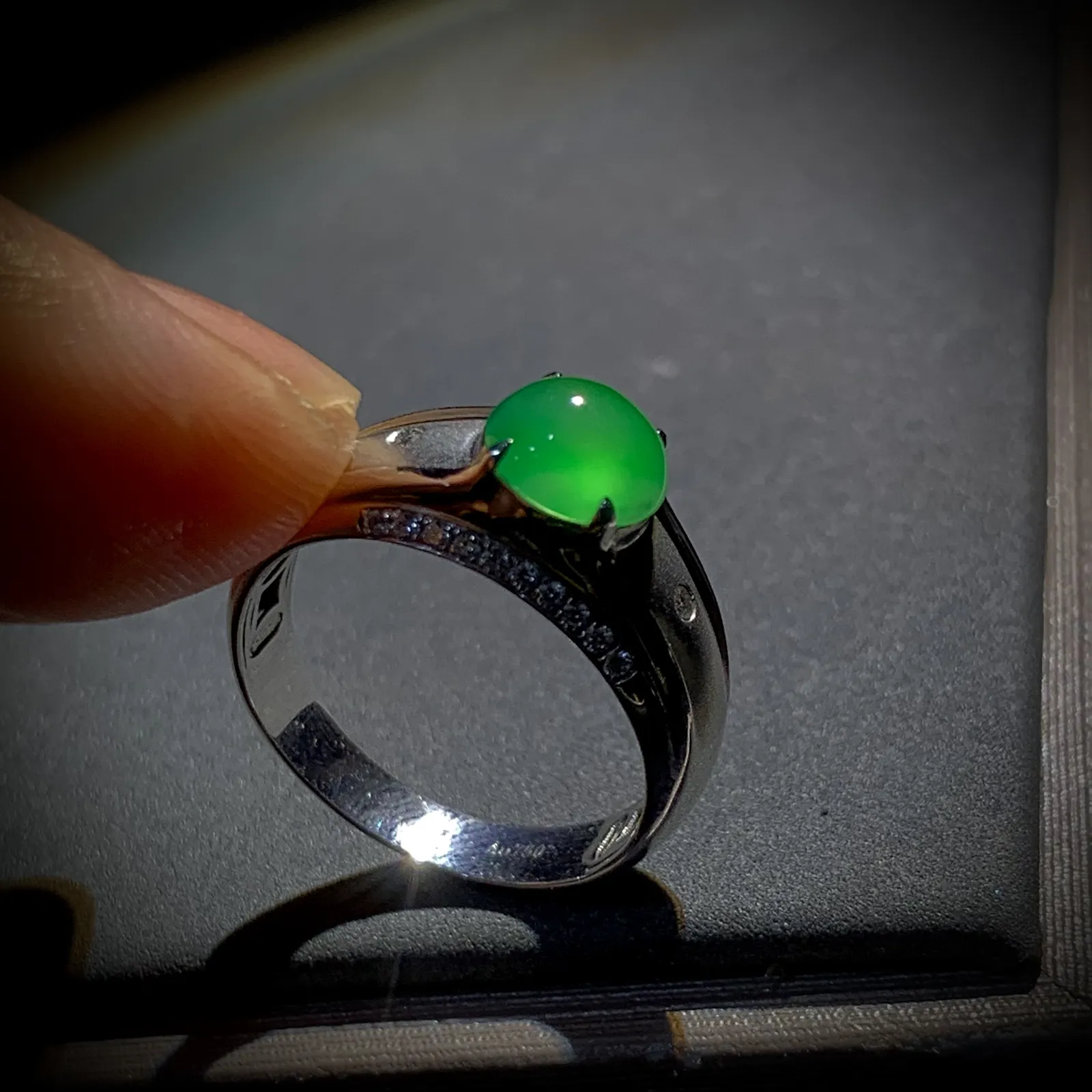 绿蛋面戒指，裸石7-6.5-4mm。14.5#，
18K金，南非钻，
