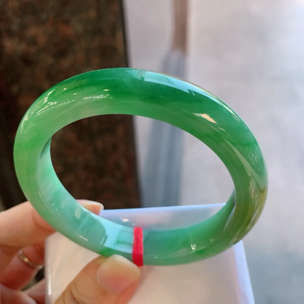 正圈一大节辣绿 无瑕 尺寸:58.1/12.1/9.1 色辣