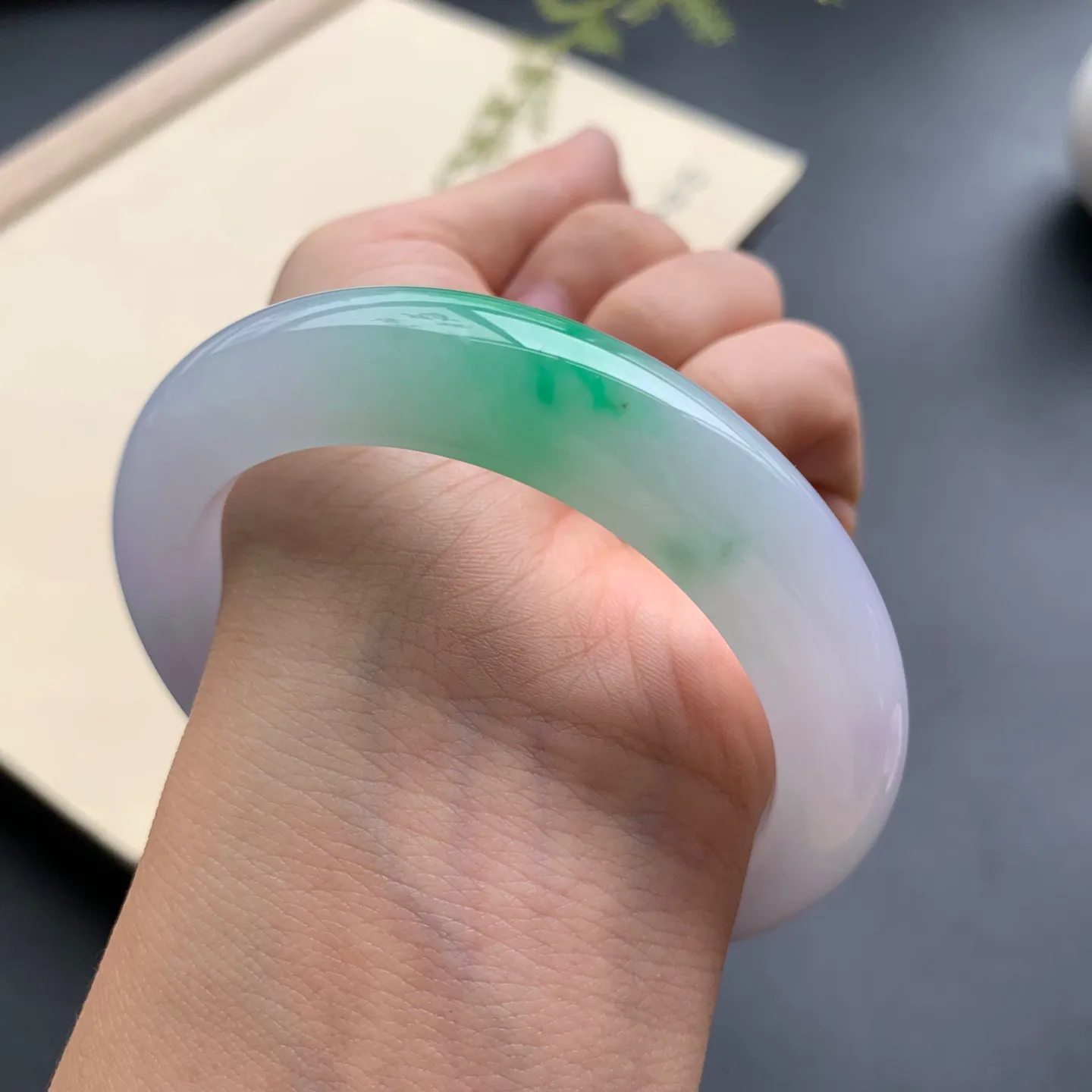 57圈口春彩正圈手镯 尺寸：57-12-9.8，无纹裂，水润细腻，优美迷人