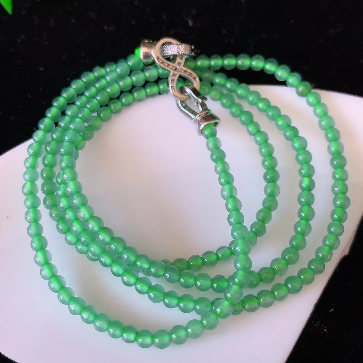 自然光实拍，冰种满绿翡翠圆珠项链  翡翠项链 （装饰扣）玉质细腻  冰清玉润  颜色漂亮  #81.7取一尺寸2.8mm