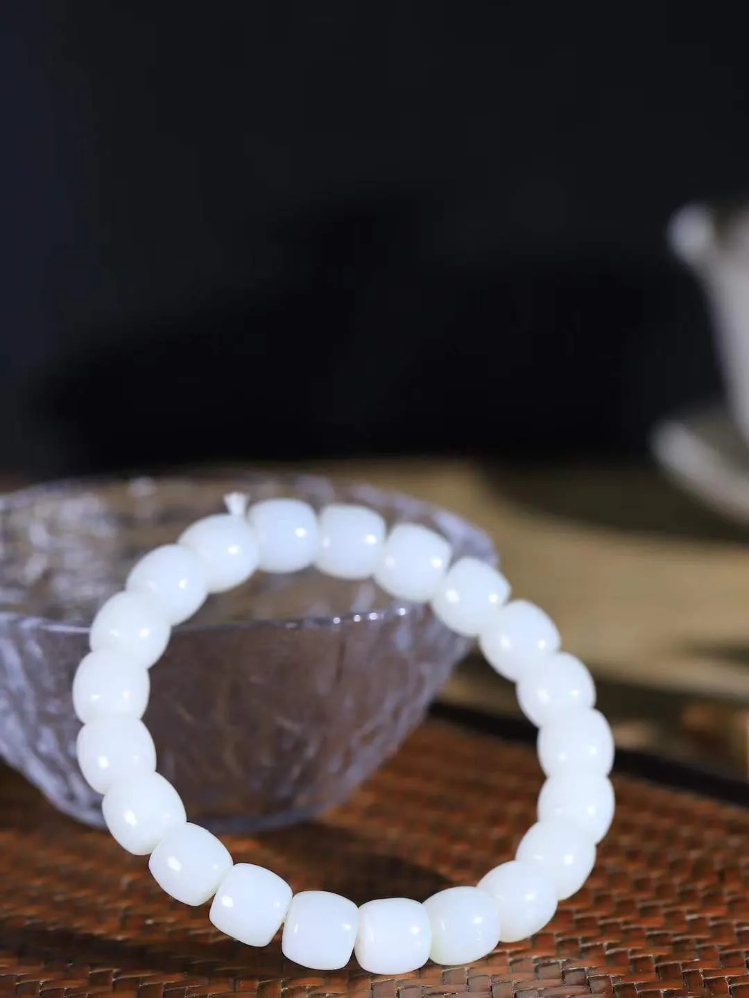 （老型珠.手串）

精品 和田玉白玉老型珠手串，玉质细腻油润 饱满光滑 质朴无华，悠远简单，人心境界远，百世修炼深，心灵常驻善意持，觉悟人生百世修。
重34.3克    尺寸取一8.9-9.8mm    10110800A