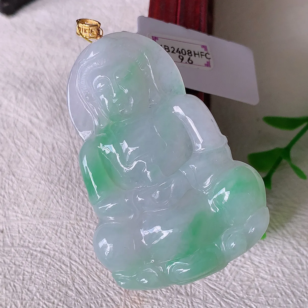 18K金镶嵌冰飘绿翡翠观音菩萨吊坠，赐福翡翠观音，观音面相端庄，品相佳，佩戴气质！#35.7整体58裸石52*36.5*6.2