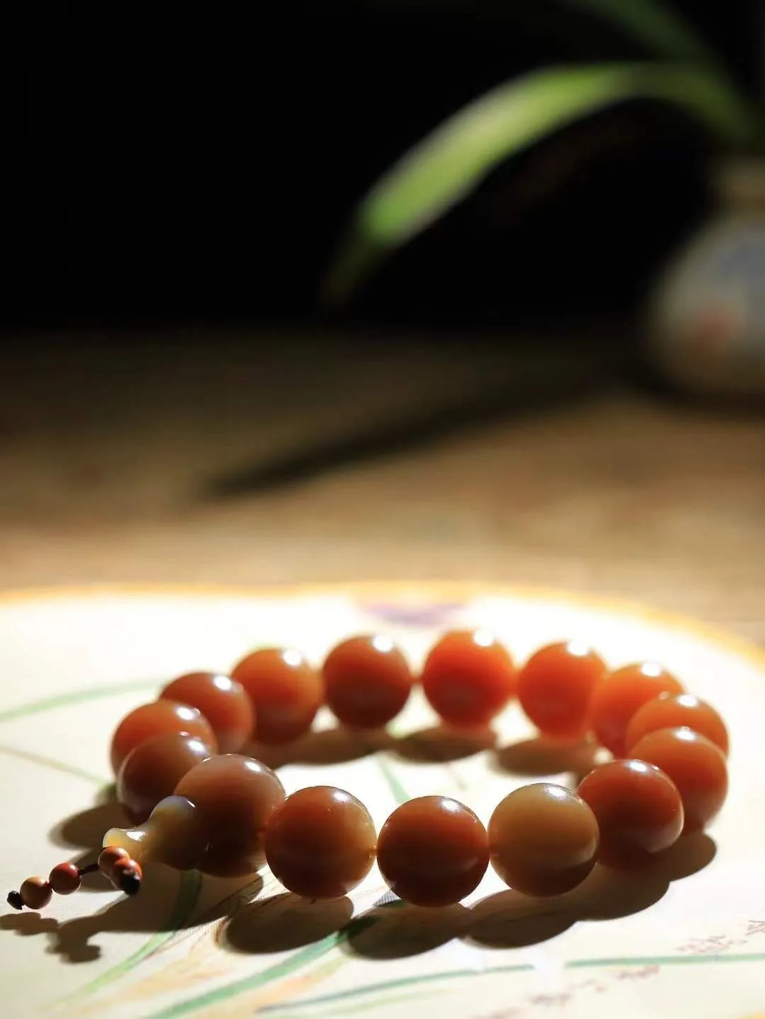 【珠圆玉润.手串】

精品和田玉糖玉珠圆玉润手串 玉质温润细腻  整串打磨圆润，佩戴舒适。珠珠落玉盘，间关莺语花底滑，一生美好时光，无论身在何处，都有它相伴相守。事事顺遂，幸福美满，吉祥如意。重80.9克   尺寸取一14.9mm   FDL-69115800