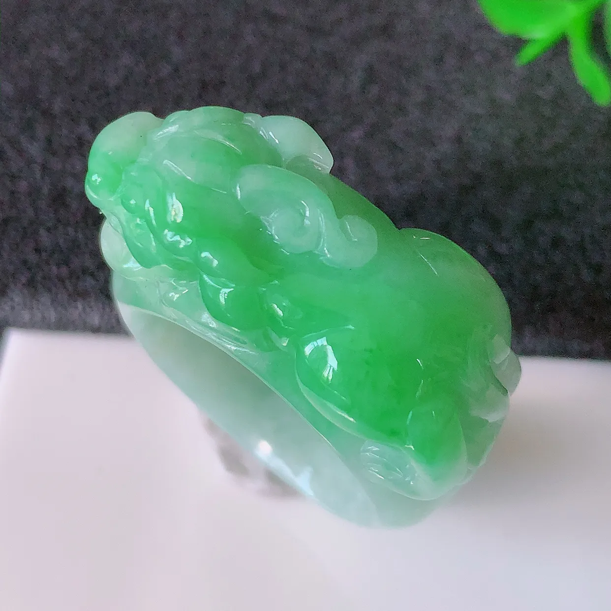 自然光实拍，貔貅扳指，20.2mm内径飘绿翡翠扳指，冰润指环，玉扳指，戒指，财源滚滚，玉质细腻起胶，24圈口，种水好！#1.7尺寸33*20.2*11.8*8.8