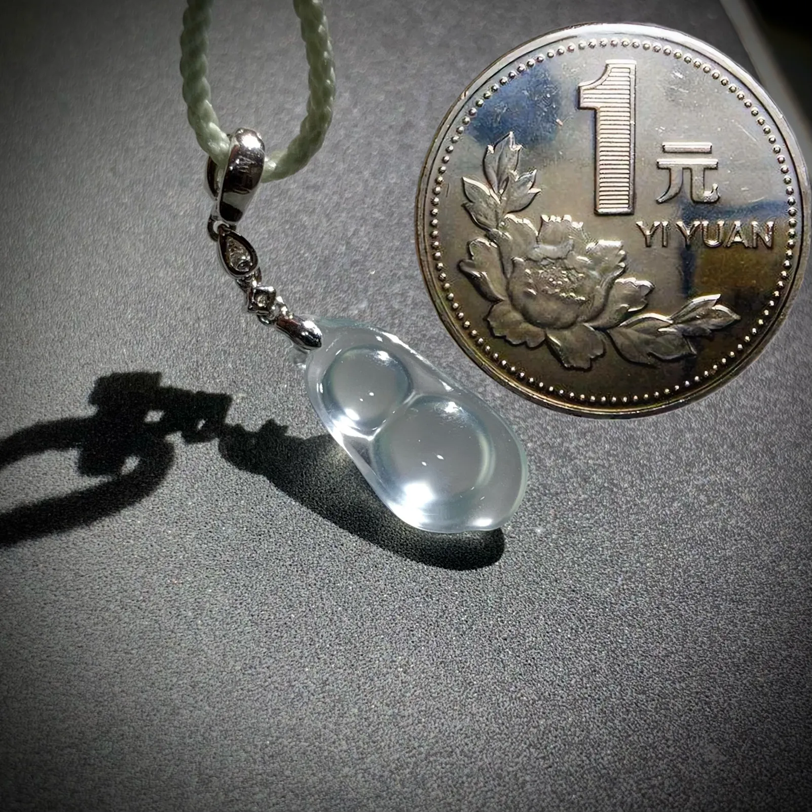 茅台白玻璃种高品质豆子，
裸石约15.8-7.5-3.8mm，
18K金，南非钻，