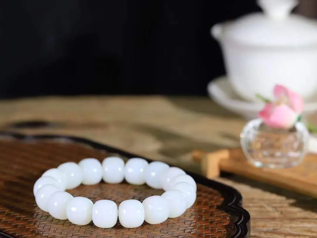 （老型珠.手串）

精品 和田玉白玉老型珠手串，也可做手持，玉质细腻油润 饱满光滑 质朴无华，悠远