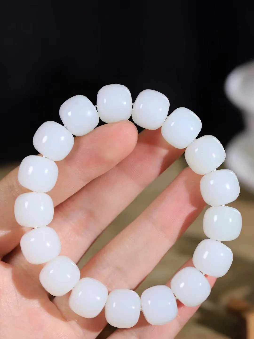 （老型珠.手串）

精品 和田玉白玉老型珠手串，也可做手持，玉质细腻油润 饱满光滑 质朴无华，悠远简单，人心境界远，百世修炼深，心灵常驻善意持，觉悟人生百世修。重74.4克    尺寸取一12.4-13.9mm    54110231L