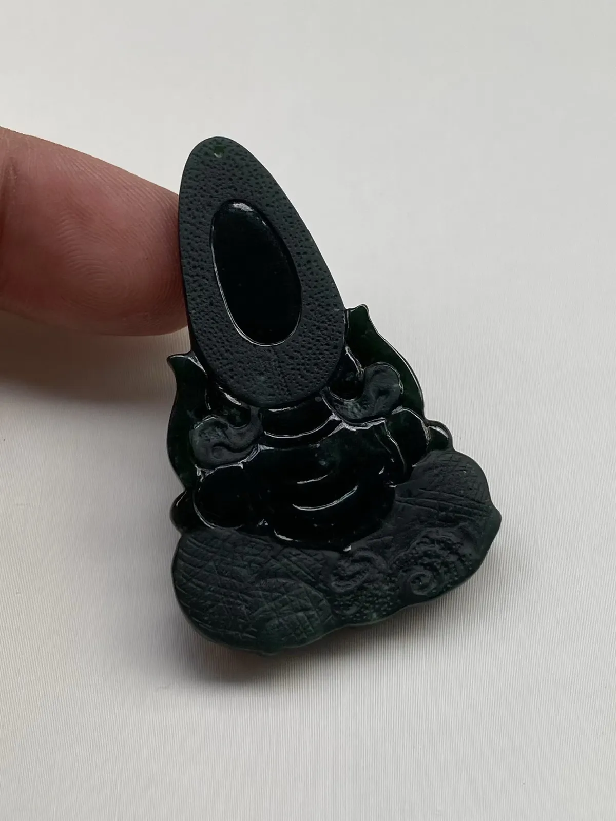 墨翠【普贤菩萨】细腻干净，黑度好、性价比高，雕工精湛，打灯透绿‘