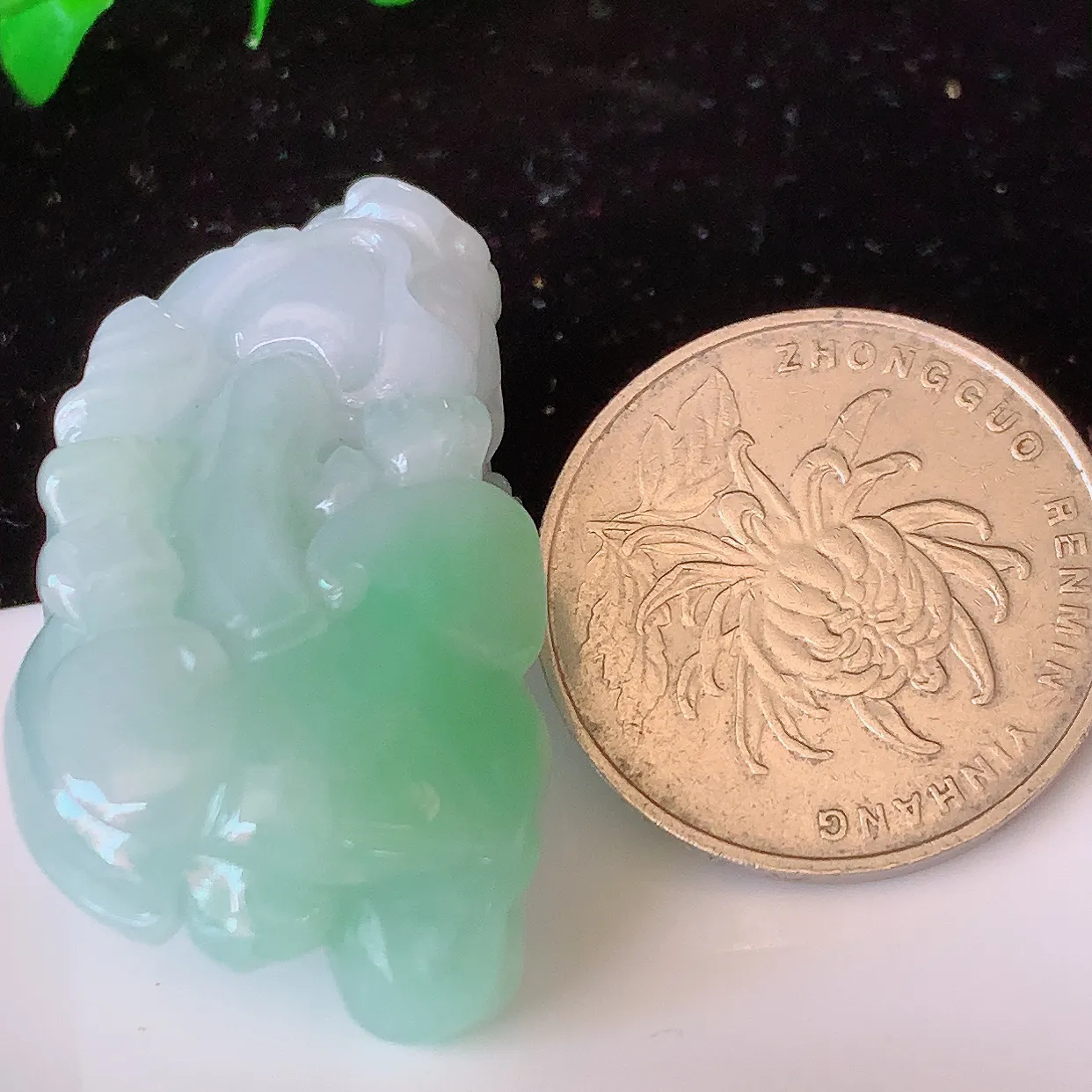 自然光实拍，冰润飘绿翡翠霸王貔貅吊坠，民间有“一摸貔貅运程旺盛，再摸貔貅财运滚滚，三摸貔貅平步青云 ”的美好祝愿。#81.7