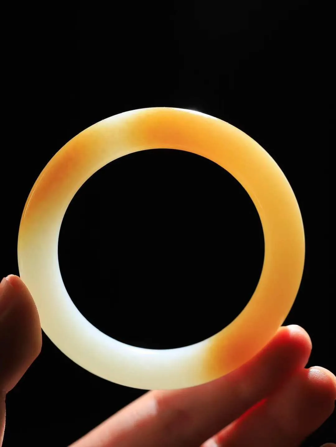 【玉佳人·手镯】

精品️和田玉糖白玉圆条手镯 ，玉质细腻油润，做工细致精美，端庄素雅，亭亭玉立，芊芊素手。芊芊素手，怎能忘镯？秀美圆条，更显婀娜。内径54.5mm 尺寸10.3-10.6mm重53克69110880A