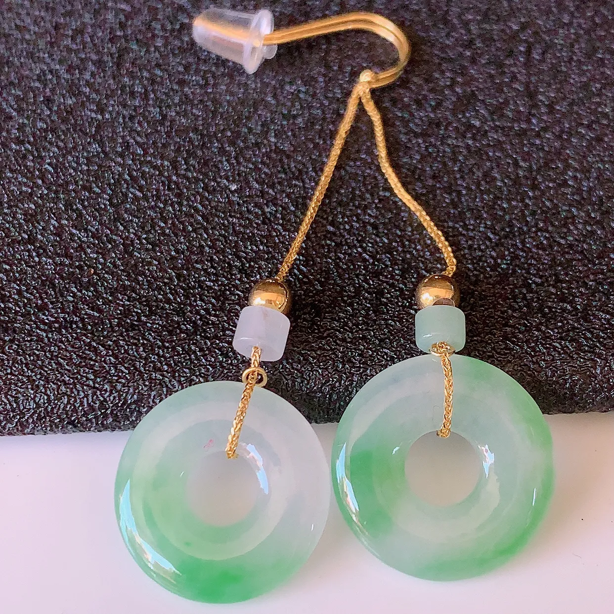 18k金镶嵌冰种飘绿翡翠平安扣耳坠，沁人心脾，耳坠佩戴效果大气出众，尽显气质。种水好，胶感足，颜相当