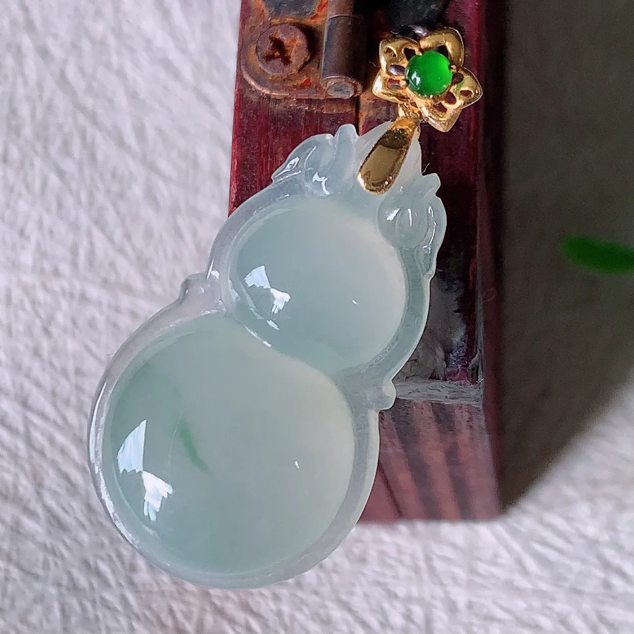 18K金镶嵌冰种飘花翡翠福禄葫芦吊坠，种老水足，雕工精湛 ，寓意美好，佩戴时尚出众！#12.7整体32裸石26-15.5*5.6