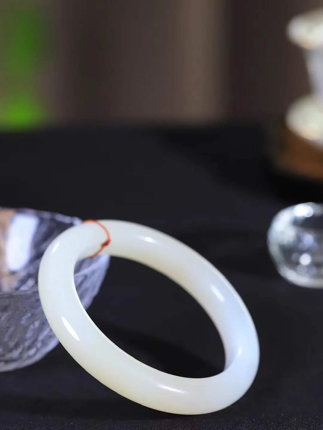 （一见倾心.手镯）

精品️和田玉糖白玉手镯，玉质温润细腻 油性十足 手感舒适，高华雅逸，线条流畅，简约大气，美自天成，素雅高贵。佩戴于腕间，婉约之美，举手投足间透出那低调奢华。重59克  尺寸58-11.6-9.9mm FDA79110826