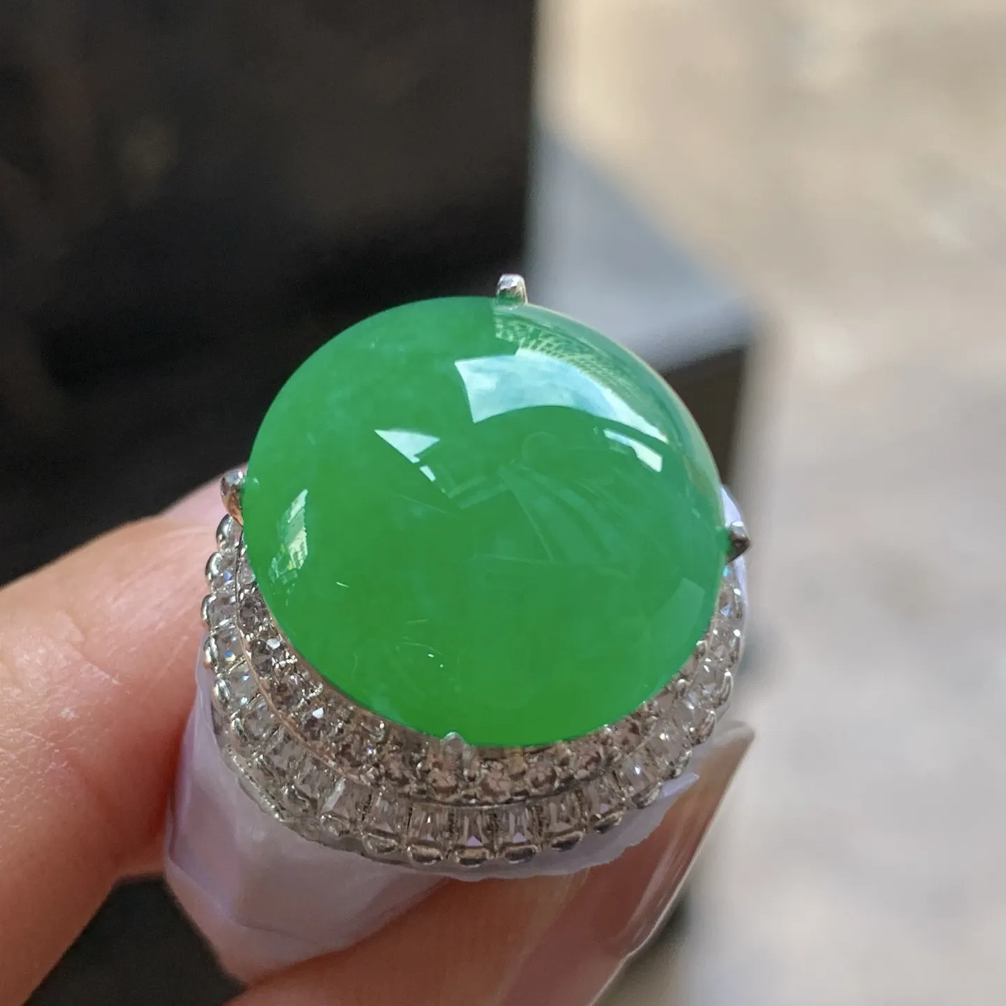 阳绿色戒面一对^_^颜色鲜艳 起光 玉质温润 铜拖