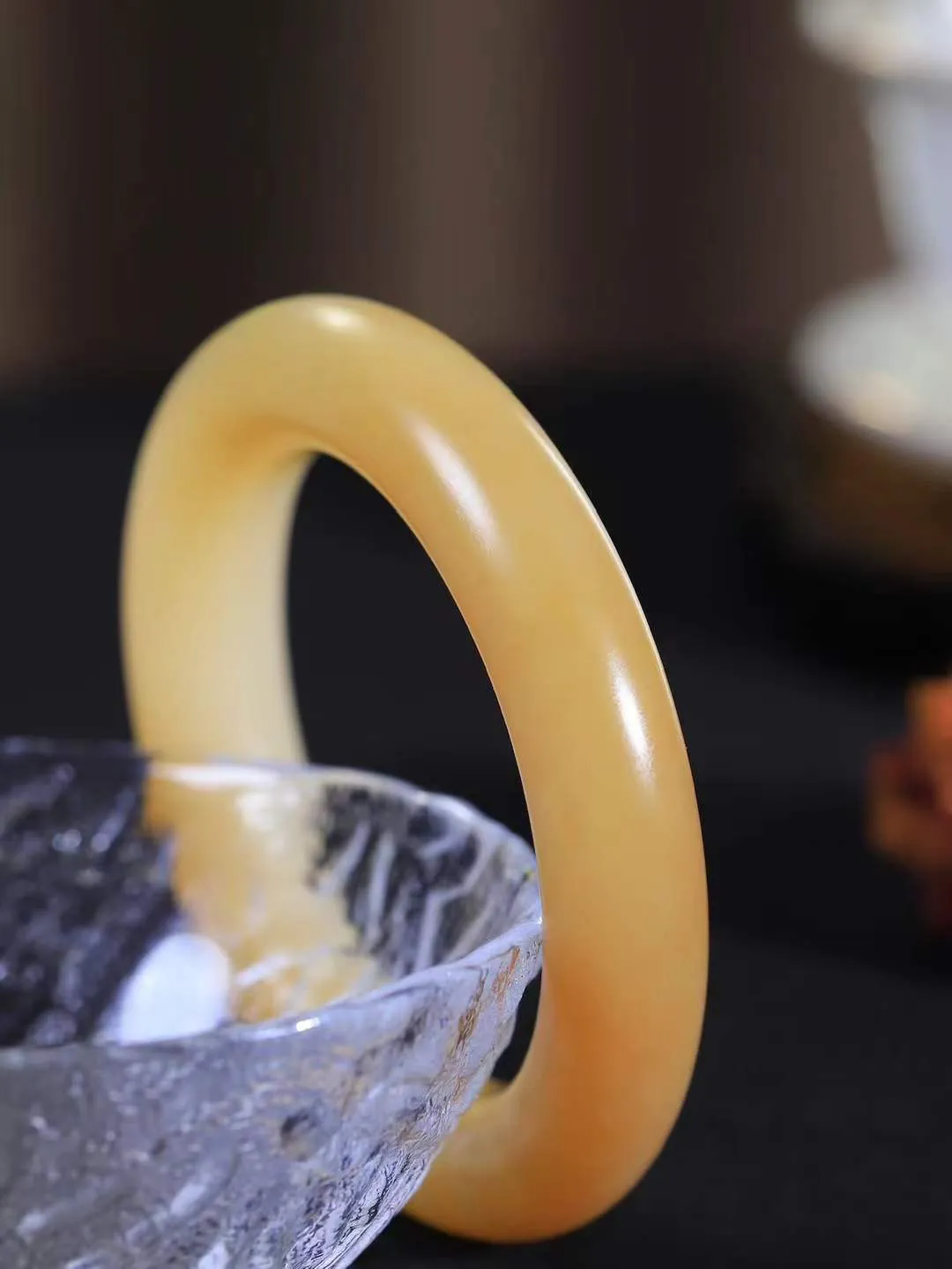 【玉佳人·手镯】

精品和田玉糖白玉圆条手镯 ，玉质细腻油润，做工细致精美，端庄素雅，亭亭玉立，芊芊素手。芊芊素手，怎能忘镯？秀美圆条，更显婀娜。内径54.5mm 尺寸13.3-12.7mm重85.2克 69110884T