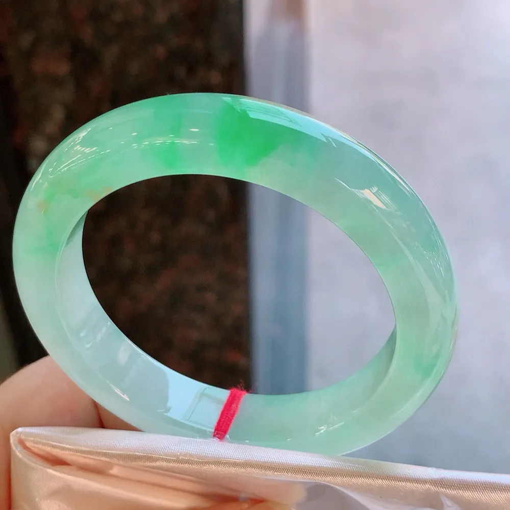 正圈冰玻阳绿 无瑕 尺寸:57.1/12.2/9.6 种色俱佳